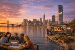 Equipe da Amazon trabalhando ao ar livre em San Francisco, com skyline da cidade ao pôr do sol e food truck da Amazon à beira da baía.